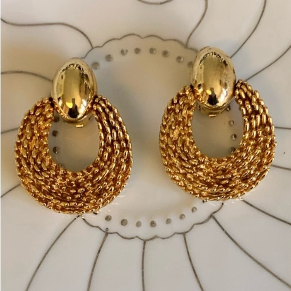 VINTAGE• never worn •simply fabulous faux gold clip on earrings